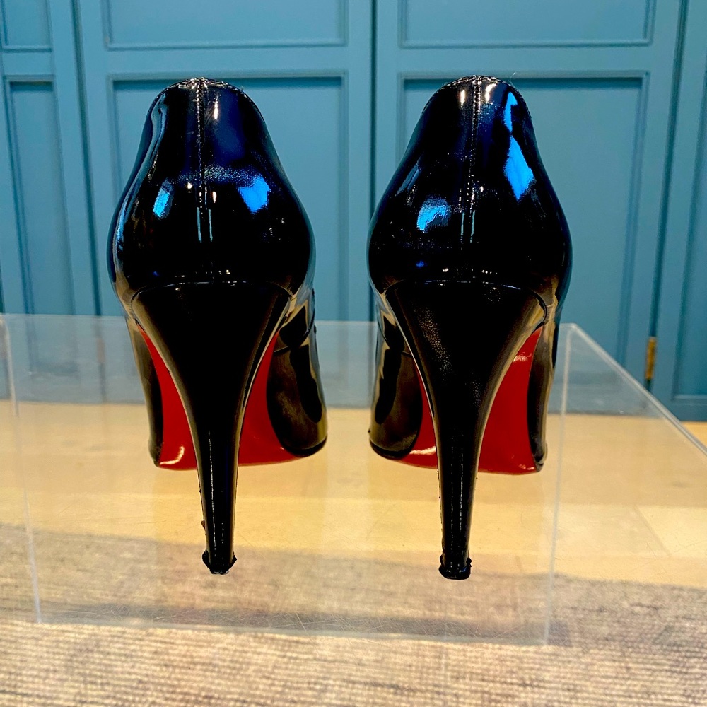 gently worn. good shape. slight scuff on heal. black iridescent color!